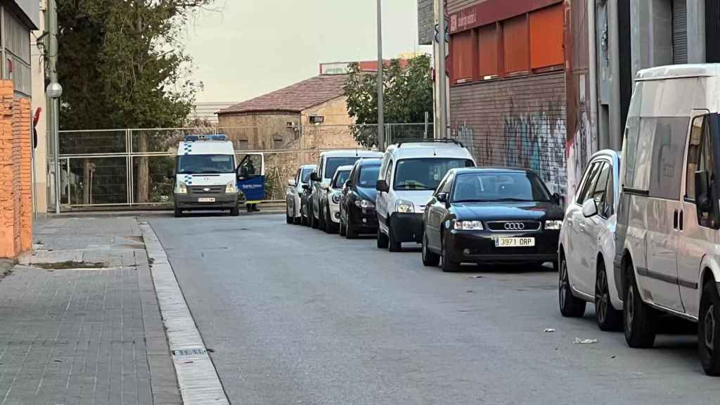 Un vehículo de la Guardia Urbana en el exterior de la nave de las raves en Canyadó / METRÓPOLI