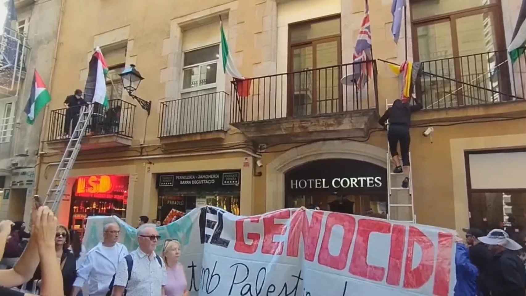 Captura de pantalla del vídeo de la okupación del hotel Cortes de Barcelona / SINDICAT DE LLOGATERES I LLOGATERS