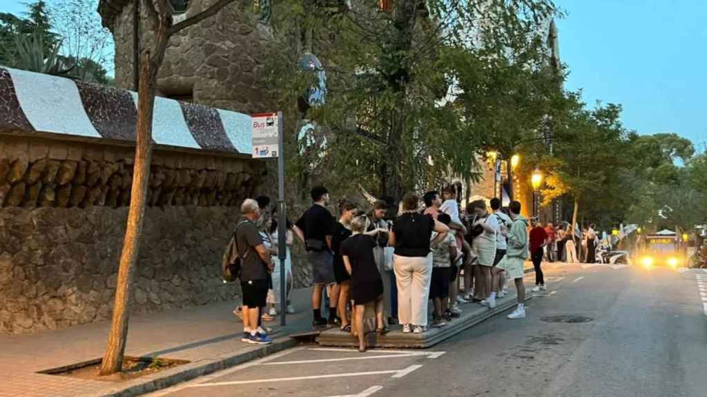 Una parada de autobuses de la Salut colapsada de turistas