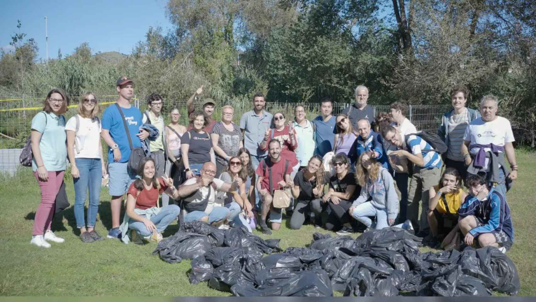 Los voluntarios tras terminar la actividad de limpieza | TRANSPERFECT