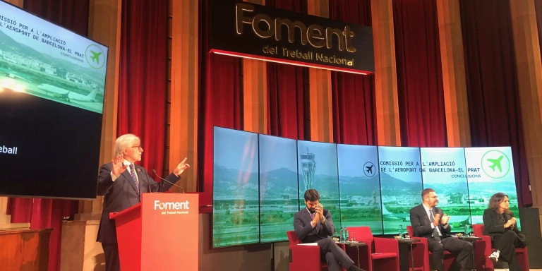 Josep Sánchez Llibre, en el auditorio de Foment con el informe sobre la ampliación de El Prat / MA