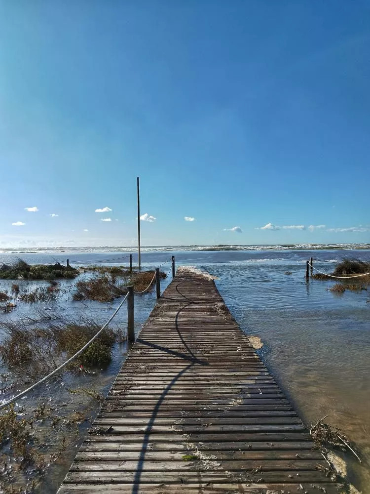 Estado de la playa de Castelldefels tras el paso de la borrasca Aline en Barcelona / Noticias de Castelldefels