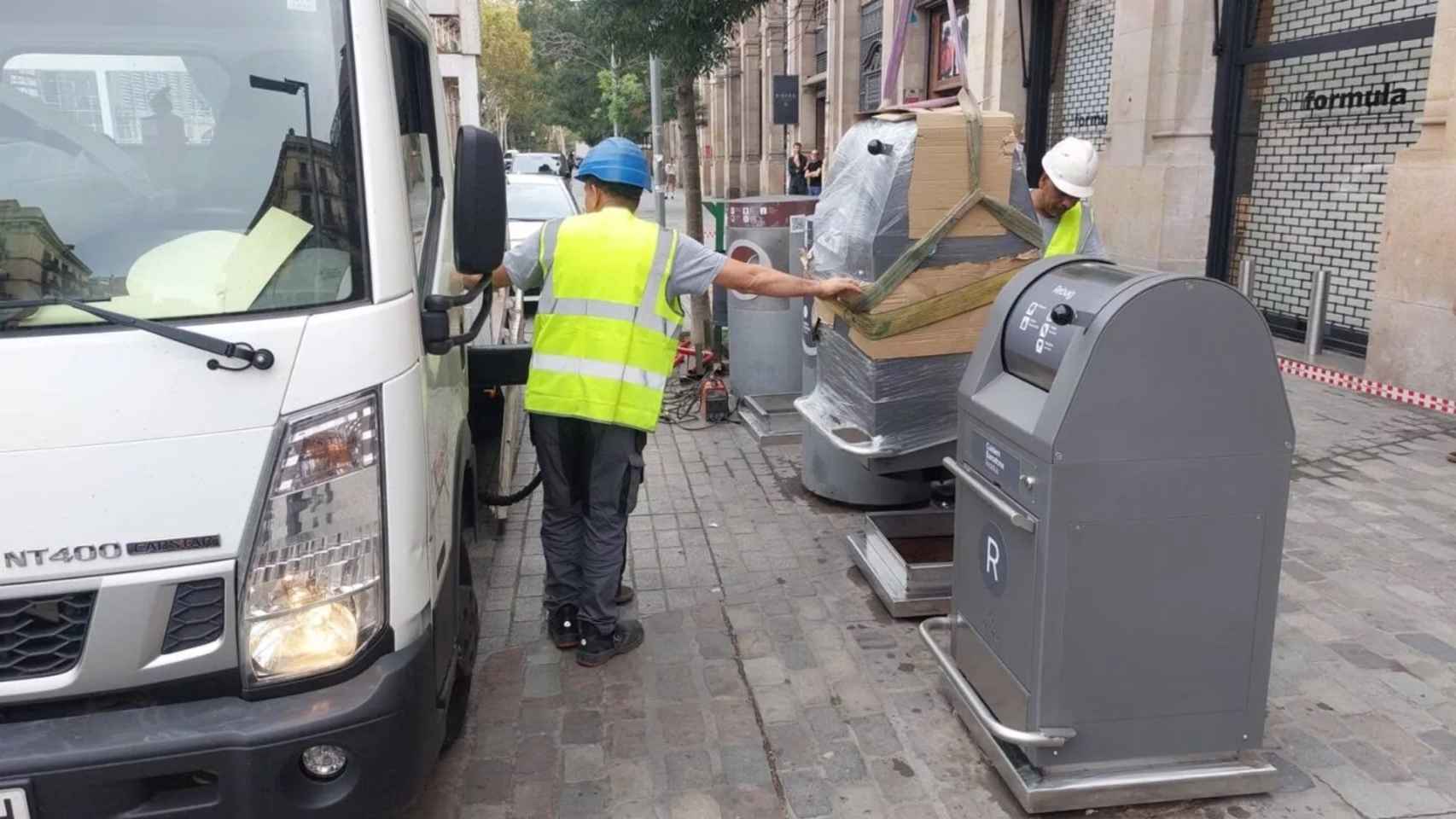 El 'Pla Endreça' prevé cambiar todas las papeleras por modelos nuevos / AJ BCN