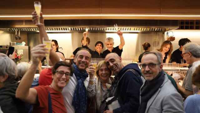 Maria José y Jordi Asín, junto con familiares y amigos, en la inauguración del bar Pinotxo en el mercado de Sant Antoni / GALA ESPÍN