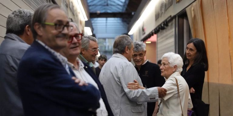 Jordi Asín acompañado de clientes y amigos en la inauguración / GALA ESPÍN