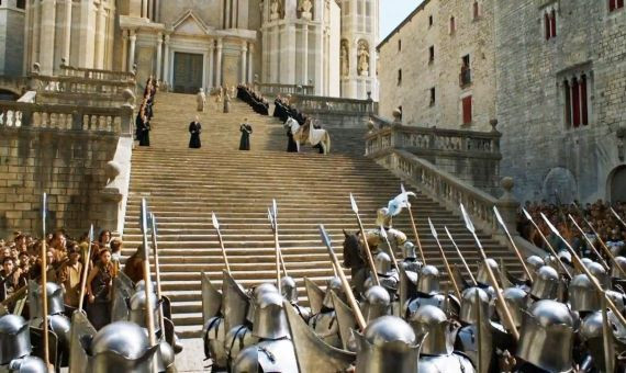 El set de 'Juego de Tronos' en la plaza dels Jurats de Girona / HBO