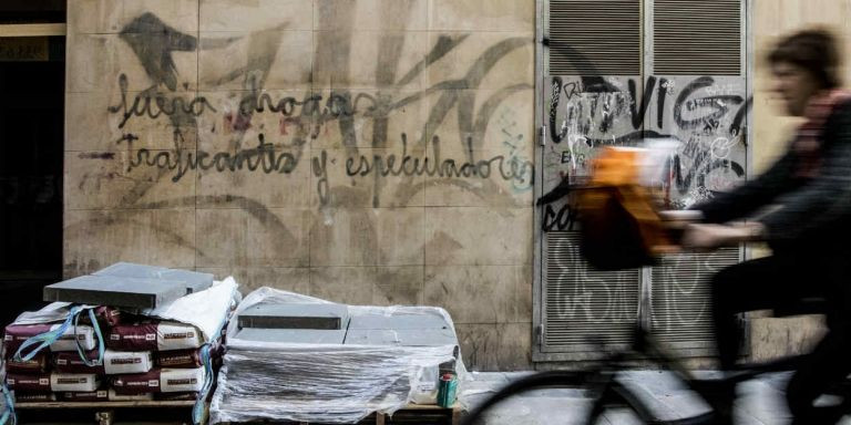 Pintada en la calle Reina Amalia en contra de las drogas y los narcopisos / Hugo Fernández