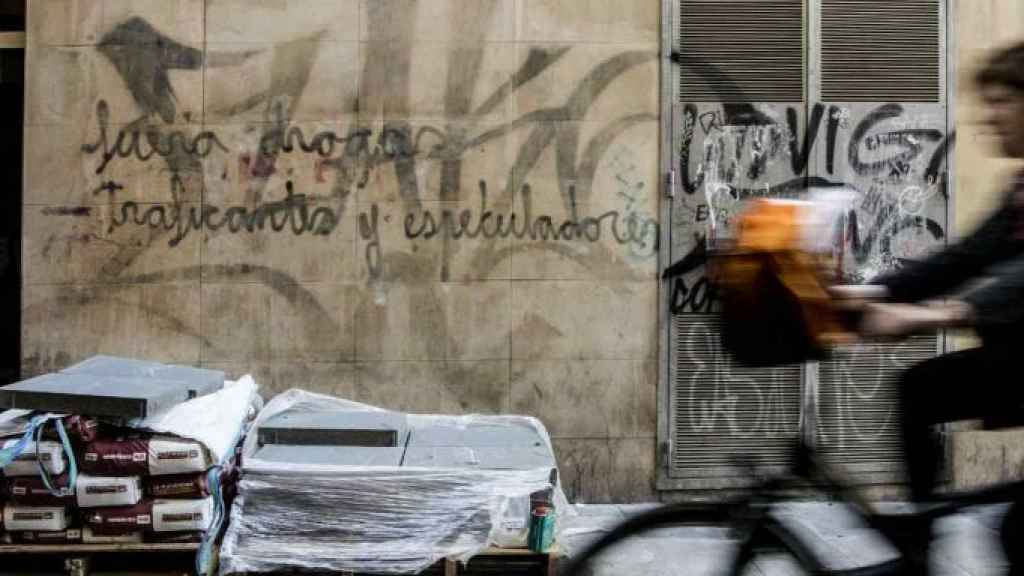 Pintada en la calle Reina Amàlia en contra de las drogas y los narcopisos