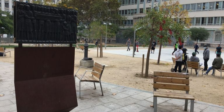 Acceso a la plaza Folch i Torres, junto a la pista de baloncesto / RP