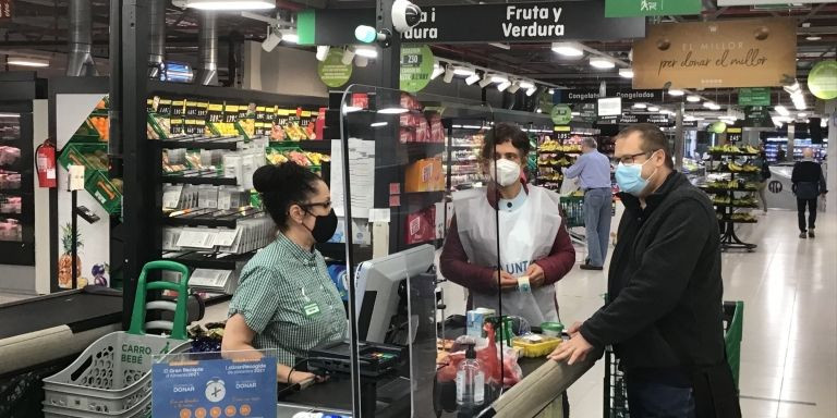 Una trabajadora con un cliente en Mercadona / MERCADONA