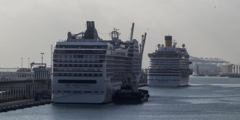 Cruceros atracados en el puerto de Barcelona  / HUGO FERNÁNDEZ