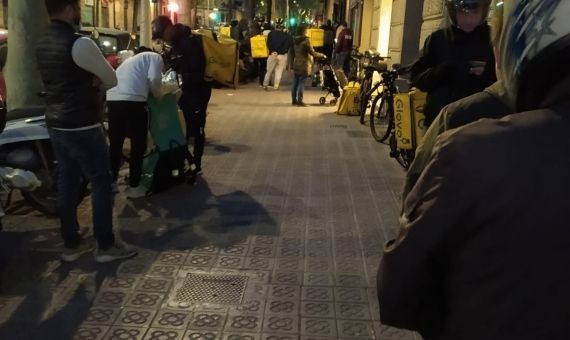 Repartidores frente al supermercado de Glovo este viernes / CEDIDA