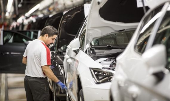 Trabajador en la planta de Seat / SEAT