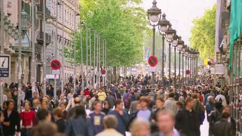 Imagen de archivo de una calle de Barcelona llena de turistas