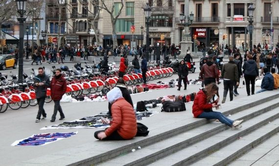 Un grupo de vendedores del 'top manta', junto a la plaza de Catalunya / HUGO FERNÁNDEZ