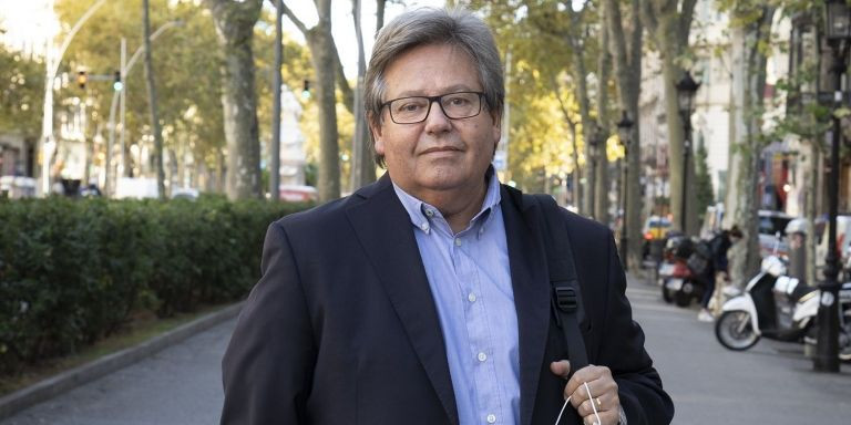 Ramón García Bragado, ex teniente de alcalde de Barcelona, posa en la Gran Via / LENA PRIETO