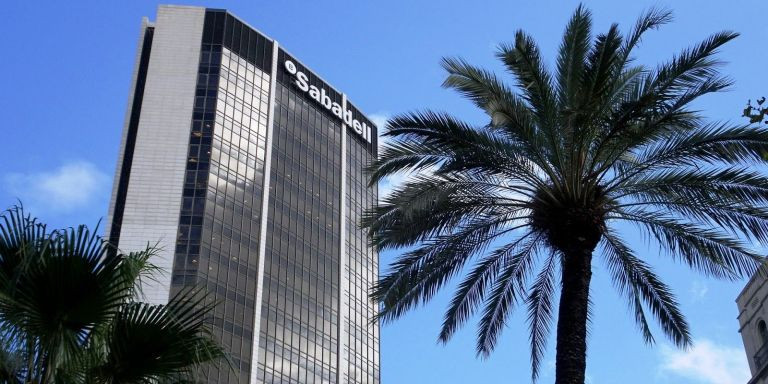 Torre del Banco Sabadell ubicada en la Avenida Diagonal de Barcelona