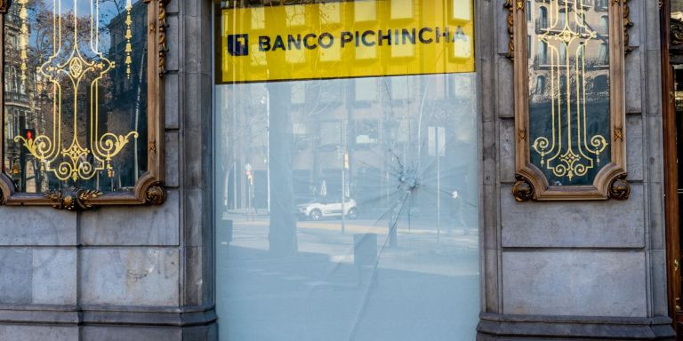 Estado de la fachada Banco Pichincha / LUIS MIGUEL AÑÓN (MA)