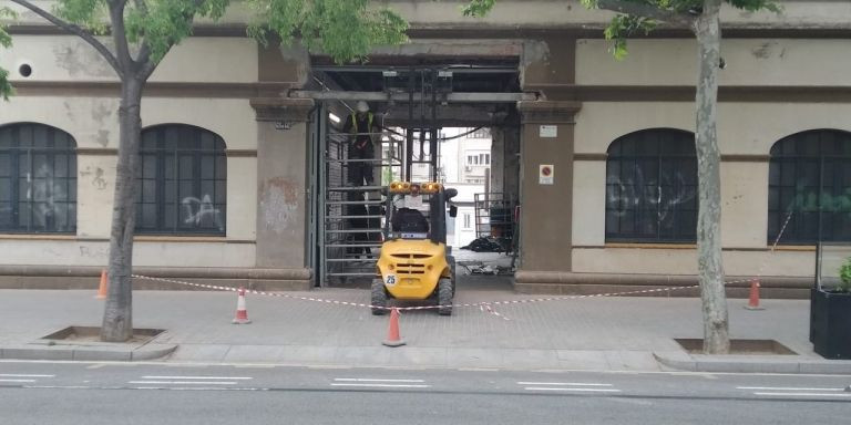 Una máquina junto al solar de la Sagrada Família de la calle de Mallorca / METRÓPOLI - JORDI SUBIRANA