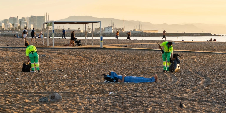 Gente durmiendo en la playa de la Barceloneta / LUIS MIGUEL AÑÓN