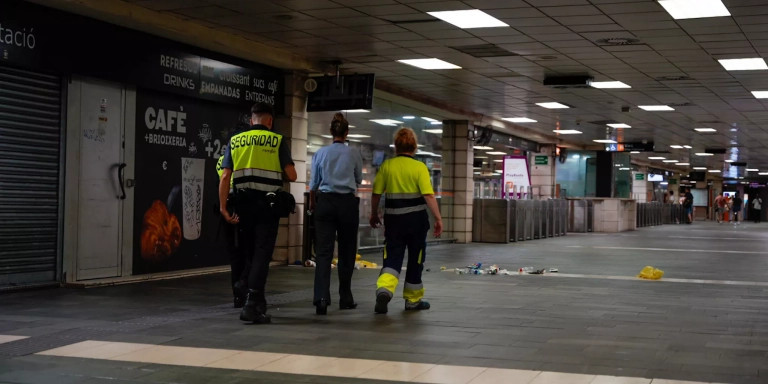 Vigilantes del metro desalojando a los pasajeros durante la tarde de este martes / LUIS MIGUEL AÑON