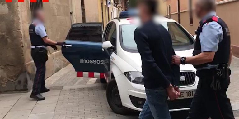 Una imagen de archivo de una unidad de los Mossos deteniendo a un presunto ladrón de relojes de lujo en la calle / MOSSOS