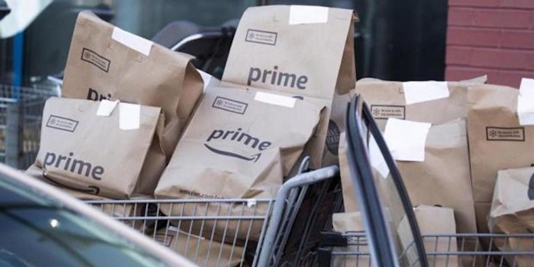 Paquetes de Amazon Prime, una de las empresas que pagará la 'tasa Amazon' / EFE