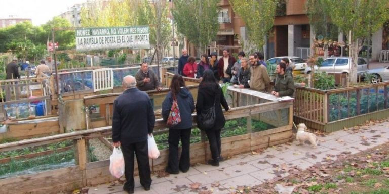 Los huertos de la Maladeta, con una pancarta que rechaza la edificación de los terrenos/ AJ BCN