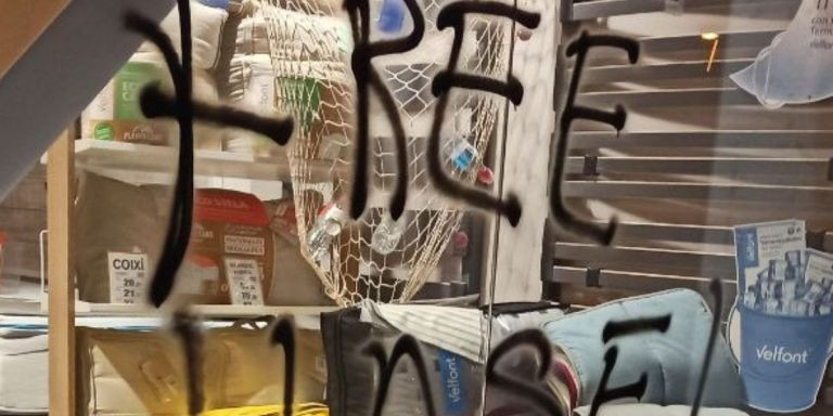 Pintada en un comercio en contra de la orden de prisión para Hasel / TELEGRAM