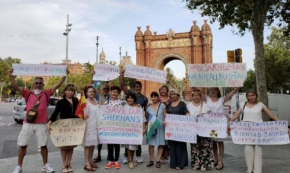 Un grupo de inmigrantes rusos protestan contra la explotación de Kushtau en Arc de Triomf 