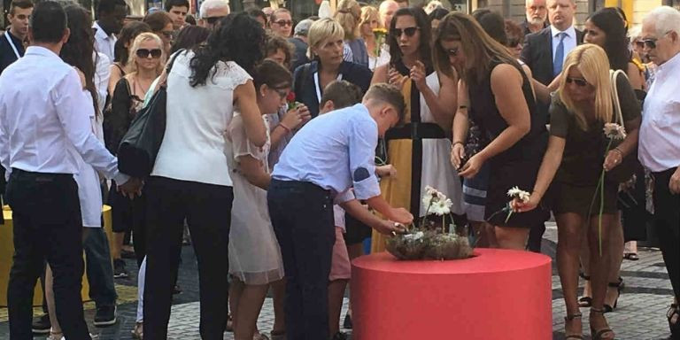 Familiares de las víctimas del 17A depositan flores en la Rambla / AROA ORTEGA