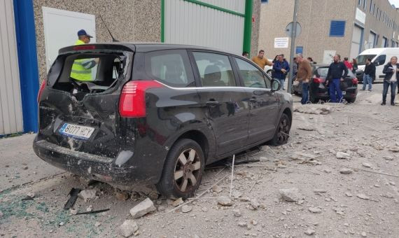 Un coche destrozado tras la explosión / CEDIDA