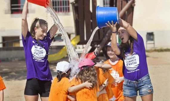 Los niños se lo pasan en grande en las colonias de verano, a las que muchas familias no podrán acceder