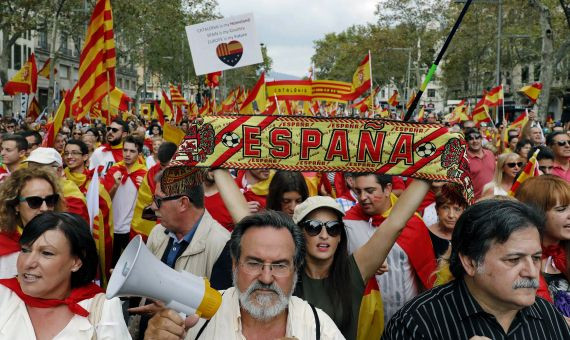 Participantes en la manifestación del día de la Hispanidad / EFE/Andreu Dalmau