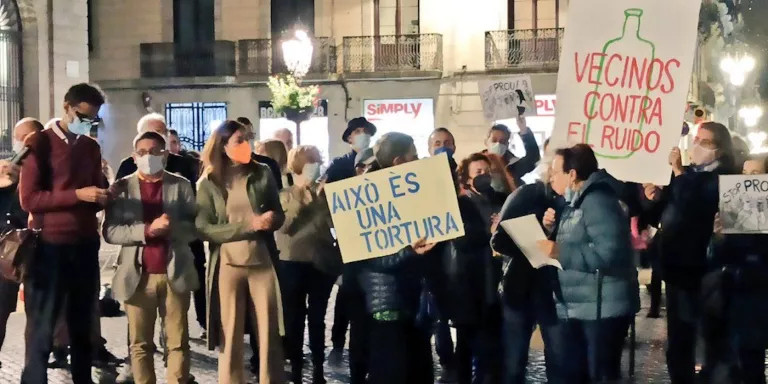 Vecinos de Ciutat Vella protestando contra el ruido y los botellones / TWITTER - @CiutadansBCN