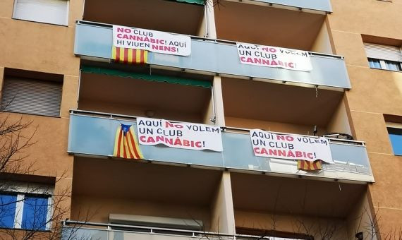 Pancartas vecinales en contra de un club de cannabis en la calle Còrsega / G.A