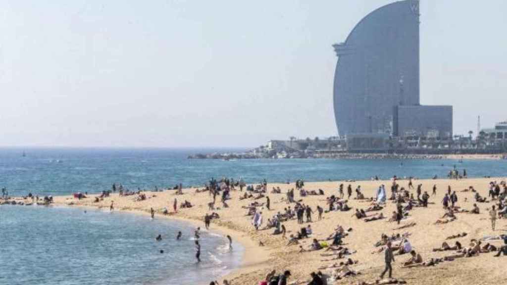 La playa de Barcelona durante una ola de calor / EFE