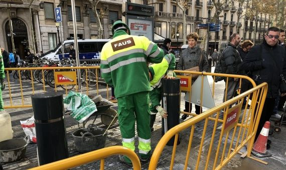 Operarios municipales instalando bolardos en la Rambla / EUROPA PRESS