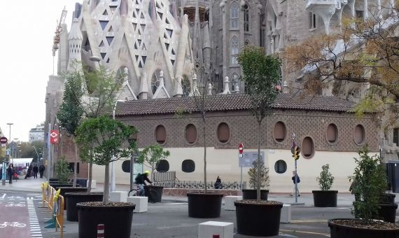 Instalación de macetas antiterroristas en la Sagrada Familia / JORDI SUBIRANA