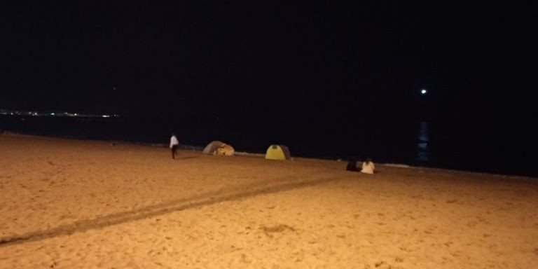 Tiendas de campaña en la playa de Barcelona / CEDIDA