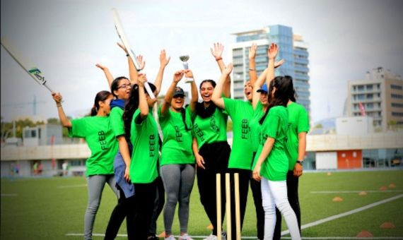 Jugadoras de un equipo de críquet de Barcelona celebrando una victoria /  CRIQUET JOVE A BCN  