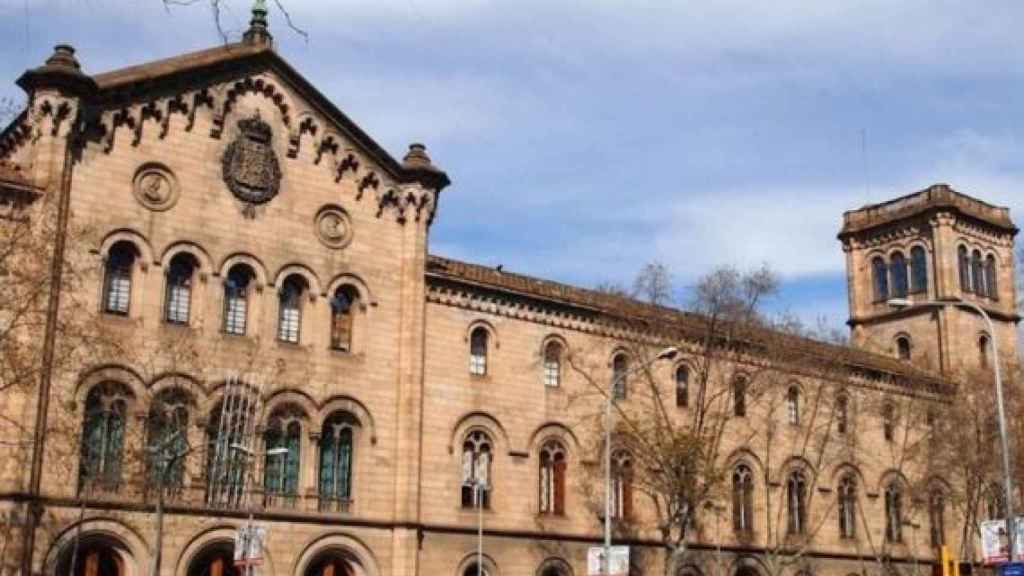 Edificio de la Universitat de Barcelona / UB