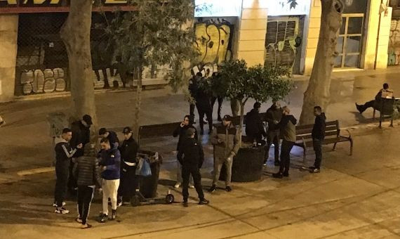 Botellón en la ronda de Sant Antoni  / BCN HELPERS