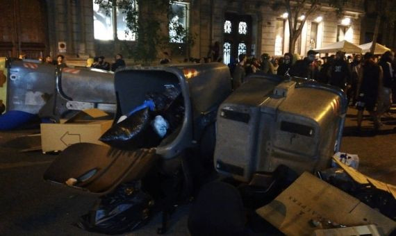 Contenedores utilizados para formar barricadas en medio de la calle / RJ