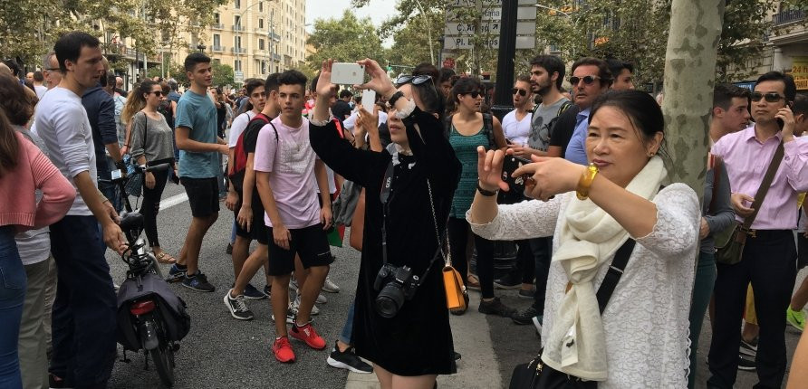 Turistas fotografían a los manifestantes en Grav Vía / AM