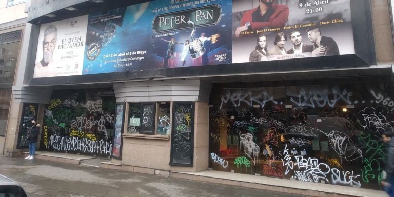 El Teatro Apolo del Paral·lel, lleno de grafitis / METRÓPOLI ABIERTA