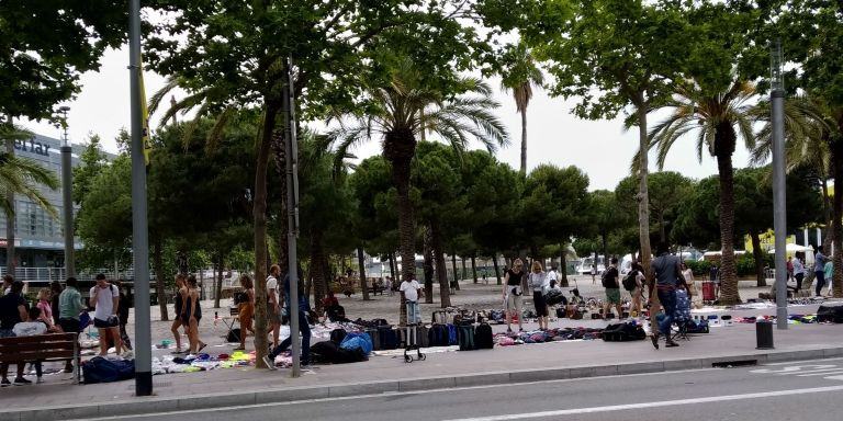 Vendedores del 'top manta', en el paseo de Joan Borbó, hace tres años / ARCHIVO