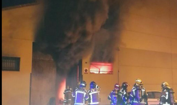 Bomberos trabajando en la extinción de un incendio en un almacén de Sant Adrià del Besòs / TWITTER @BOMBERSCAT