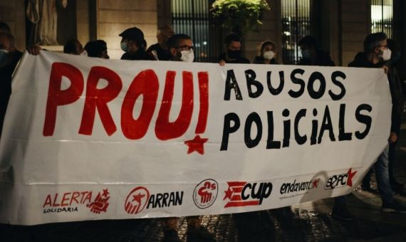 Protesta en la plaza de Sant Jaumecontra la actuación de la Urbana, que el sábado pasado disparó a un sintecho / COS BARCELONÈS