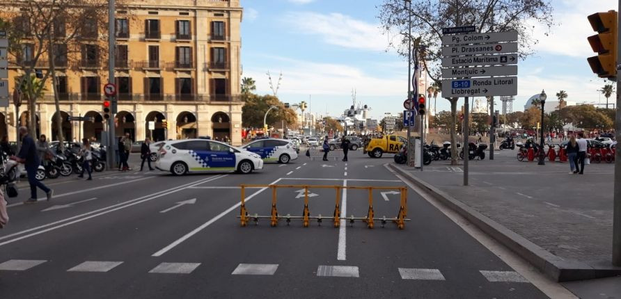 Una valla bloquea la entrada en Via Laietana, a la altura de Correos / M A